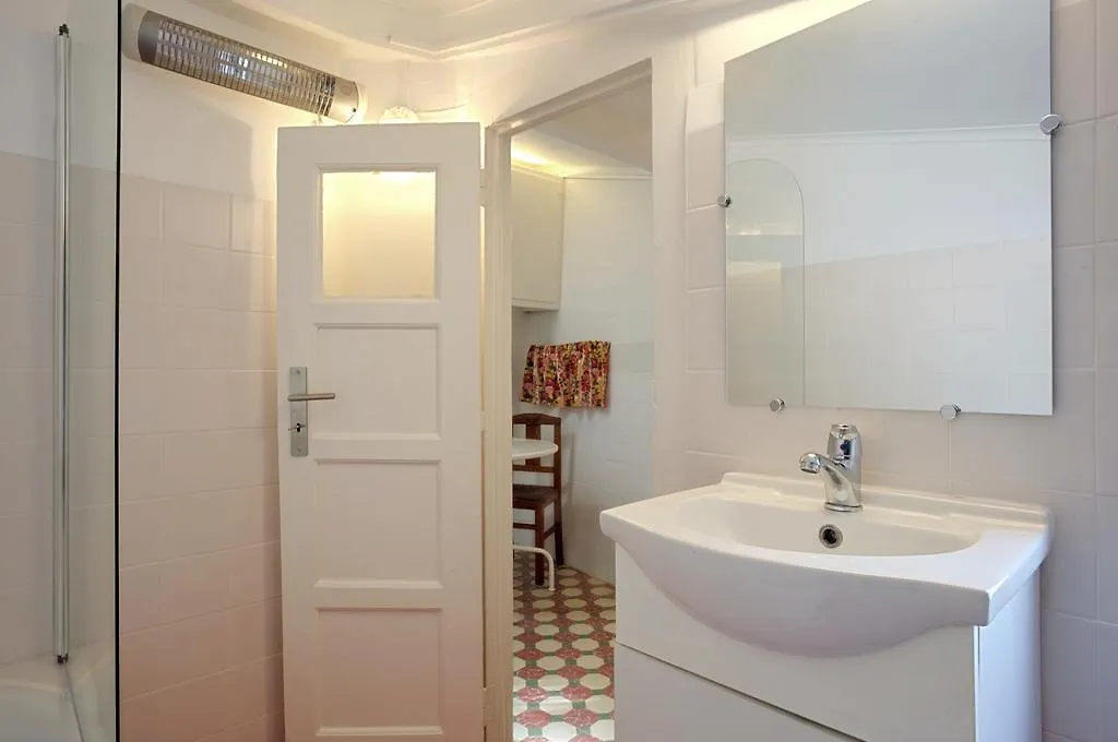 Casa vacanze TRAVEL LIKE A LOCAL, ALFAMA! Deolinda Cosy Home&Amazing View Lisbona